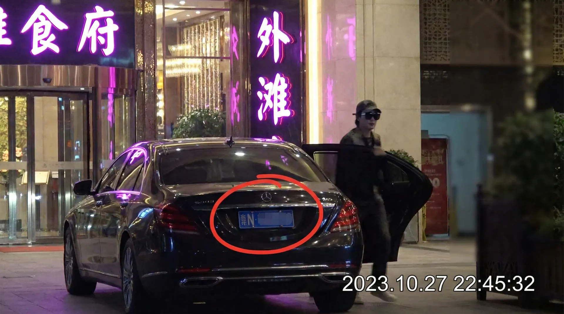 里番库_里番库番剧合集 | 自媒体视角里番库精选 - 豪车餐厅外偷拍